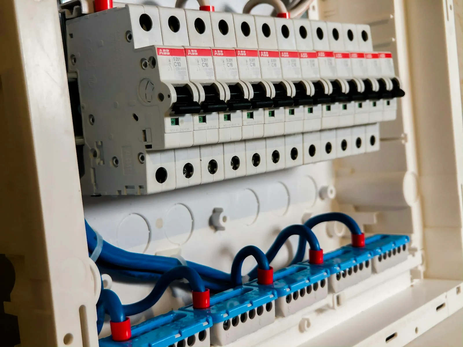 MCB, ELCB, dan RCCB dipasang berdampingan di panel distribusi listrik