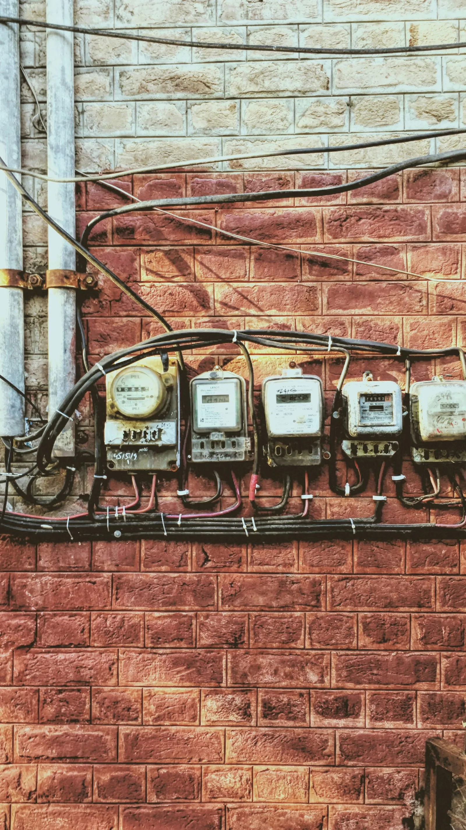 Meter listrik PLN dengan kapasitas daya yang sedang dinaikkan oleh petugas PLN