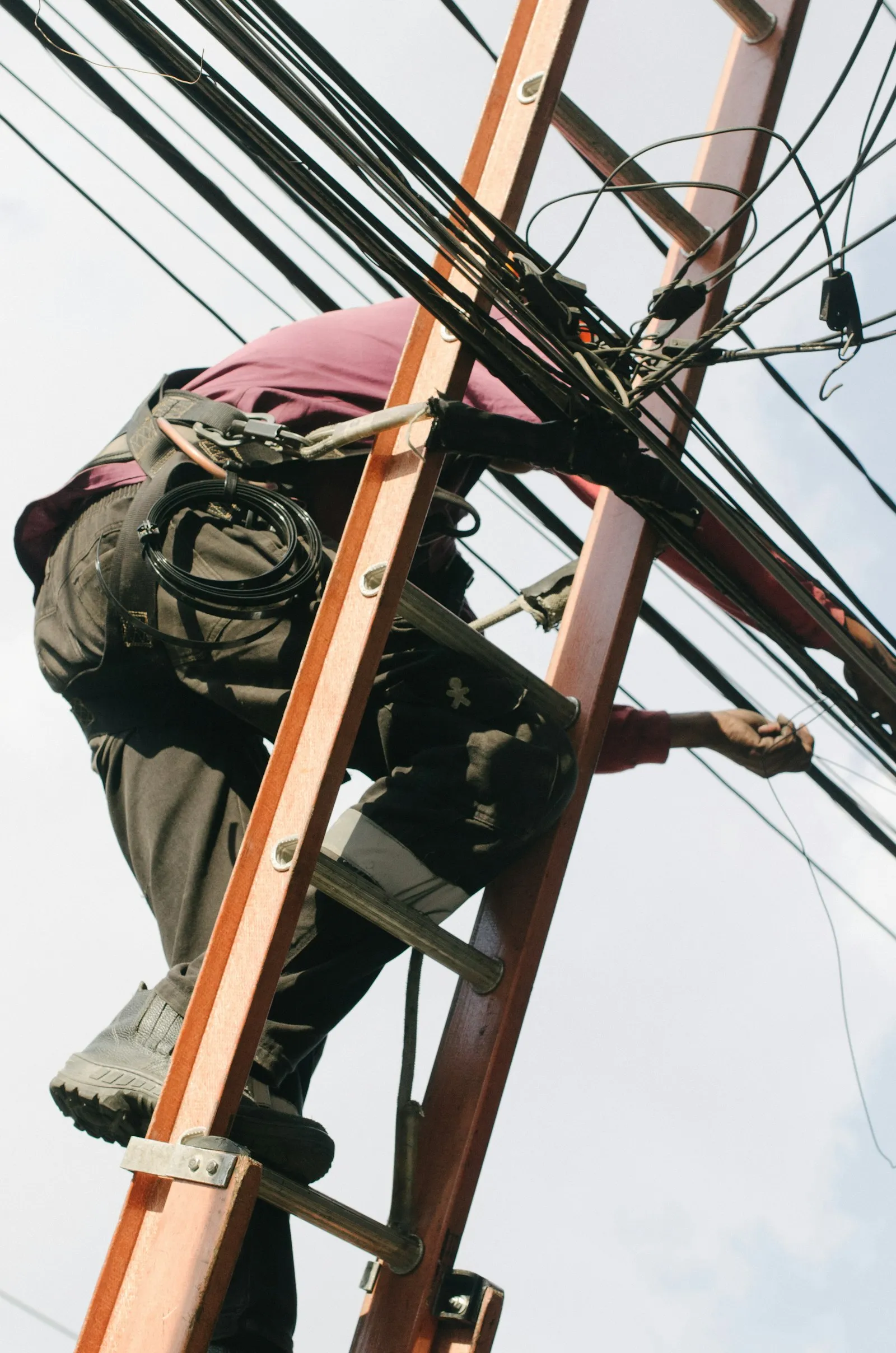 Elektroda grounding yang baru dipasang di halaman rumah dengan kabel penghubung ke panel