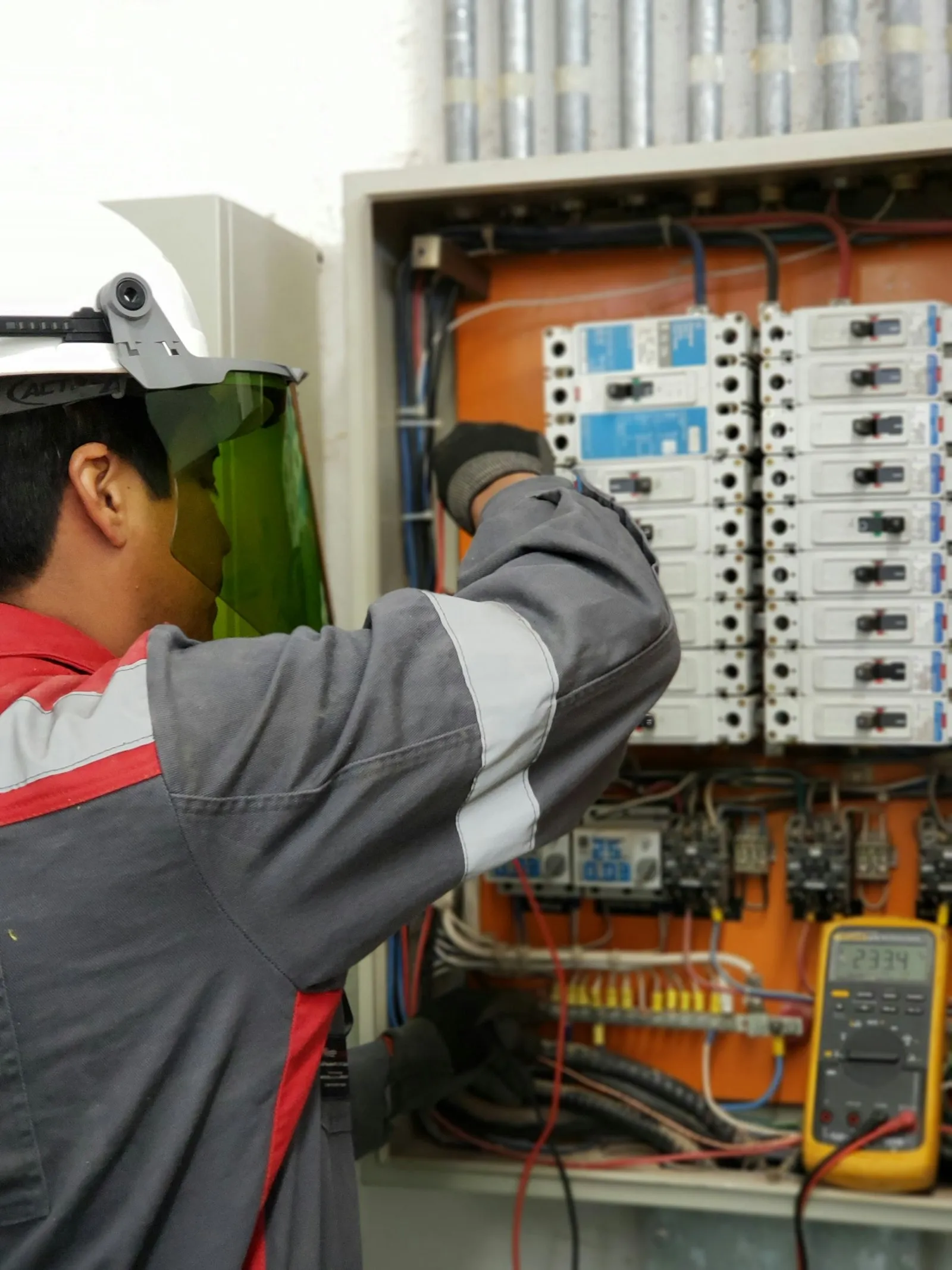 Panel distribusi listrik modern dengan MCB berlabel dan kabel yang tersusun rapi