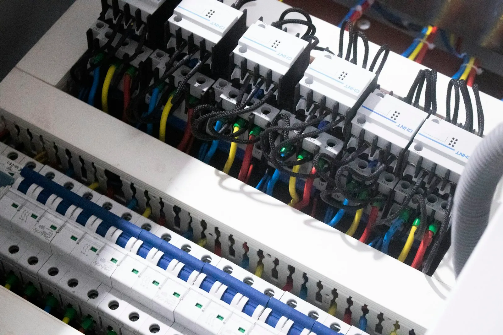 Panel distribusi listrik baru dengan ELCB dan MCB berlabel di rumah Lippo Cikarang
